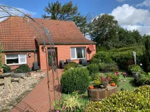 kleines Ostfriesenhaus mitten im Grünen, Mindestaufenthalt 3 Tage, bitte vorher anfragen, Endreinigung 60 vor Ort an Hausverwalter, Tier Pro Tag 5 - Upgant-Schott