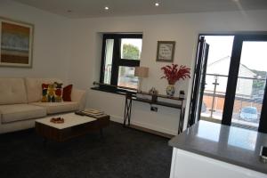 Cozy & Bright 2-Bedroom Apartment with Large Balcony and Free Parking - 3hvězdičkové hotely ve městě Oxford