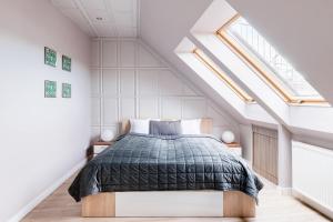 Sunny and Central 3-Bedroom Penthouse with Garage