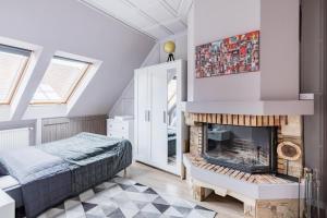 Sunny and Central 3-Bedroom Penthouse with Garage