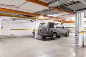 Sunny and Central 3-Bedroom Penthouse with Garage