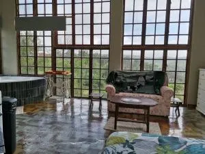 Windygates Estate Rustic Window Cottage - Loerie