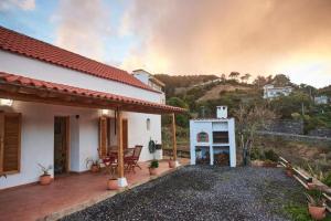 Hermosa Casa con Wifi, chimenea, barbacoa, terraza y estupen, Agulo