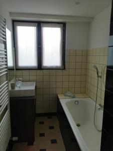 Maisons de vacances La Maison de Lucie - grande maison ideale en famille ou entre amis - jardin - parking gratuit : photos des chambres