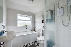 Cheerfull 3-Bedroom Home with parking & garden