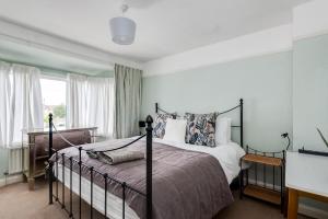 Cheerfull 3-Bedroom Home with parking & garden