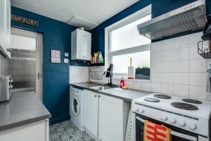 Cheerfull 3-Bedroom Home with parking & garden