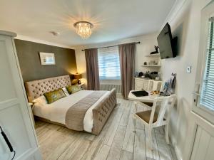 THE KNIGHTWOOD OAK a Luxury King Size Bed - En-Suite Space - LYMINGTON NEW FOREST with Totally Private Entrance - Key Box entry - Free Parking & Private Outdoor Seating Area - Town ,Shops , Pubs & Solent Way Walking Distance & Complimentary Breakfast - Ubytování bez kategorie ve městě Lymington