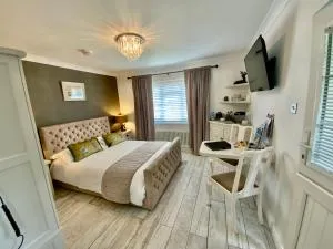 THE KNIGHTWOOD OAK a Luxury King Size En-Suite Space - LYMINGTON NEW FOREST with Totally Private Entrance - Key Box entry - Free Parking & Private Outdoor Seating Area - Town ,Shops , Pubs & Solent Way Walking Distance & Complimentary Breakfast Items - Milton