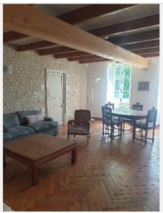 Maisons de vacances Longere charentaise en pleine campagne vallonnee. : photos des chambres