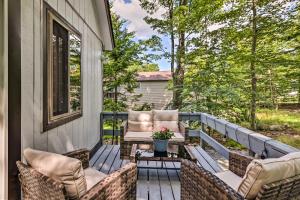 Chic Tobyhanna Home with Furnished Deck Space!