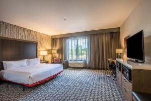 Standard King Room with Roll-in Shower - Mobility Accessible room in Holiday Inn Portland West - Hillsboro an IHG Hotel
