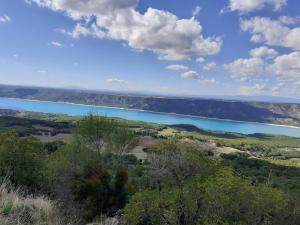 Sejours chez l'habitant Authentique mas avec piscine en Provence : photos des chambres