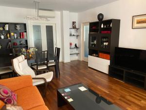 Mike´s apartment. Parking y piscina