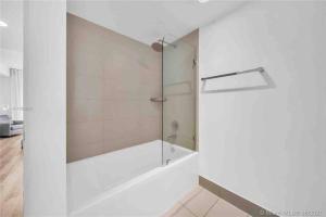 Elegant Miami Beach Apt Ocean Views, Full Kitchen & Style