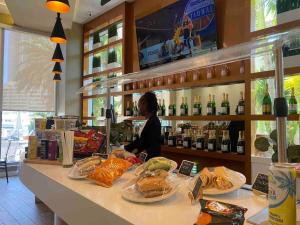 Elegant Miami Beach Apt Ocean Views, Full Kitchen & Style