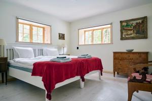 Spectacular 6-bed house in beautiful manor park