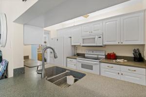 1b1b Waterfront Madeira Beach Yacht Club #231E