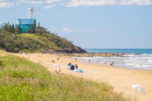 Beachfront Styled 2 BR Apt w Pool at Buddina