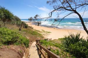 Beachfront Styled 2 BR Apt w Pool at Buddina