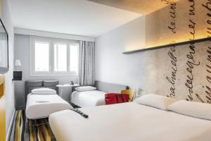 Hotels ibis Styles Meaux Centre : Chambre Quadruple avec Lit Double et Canapé-Lit