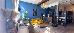 LA ROCHELAISE : Appartement calme & somptueux dans lhyper centre.