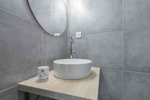 LE 323 PROM - BEACHFRONT - PARKING - NEAR TRAM &SUPERMARKET - AC - washing machine