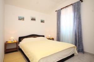 One-Bedroom Apartment room in Apartments with a parking space Artatore Losinj - 8007