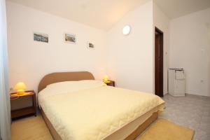 One-Bedroom Apartment room in Apartments with a parking space Artatore Losinj - 8007