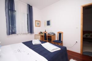 Apartments by the sea Jelsa, Hvar - 8751