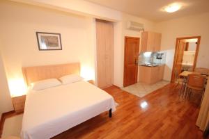 Apartments by the sea Komiza, Vis - 3035