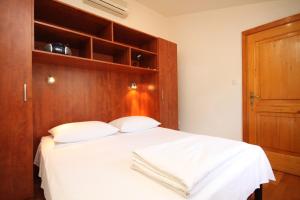 Apartments by the sea Komiza, Vis - 3035