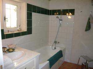 B&B / Chambres d'hotes Le Mas Saint Jacques : Chambre Double - Vue sur Jardin