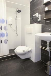 Standard Twin Room room in Hotel Zwanenburg Amsterdam Airport