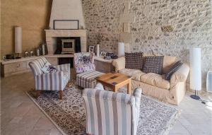 Maisons de vacances Amazing Home In Bazac With Outdoor Swimming Pool, 3 Bedrooms And Heated Swimming Pool : photos des chambres