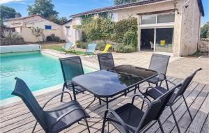 Maisons de vacances Amazing Home In Bazac With Outdoor Swimming Pool, 3 Bedrooms And Heated Swimming Pool : photos des chambres