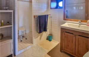 Maisons de vacances Beautiful Home In Bazac With Heated Swimming Pool : photos des chambres