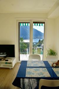 The Blue - lake city view modern apt near villa Olmo