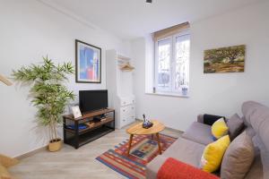 Malasaña 51, new art apartment, breakfast included, historic center, quite neighborhood, ML