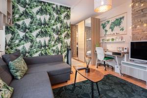 Green Lush Apartment