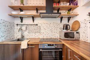 Green Lush Apartment