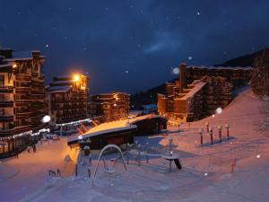 Chalet centre La Tania, skis aux pieds, parking et animaux admis - FR-1-513-78