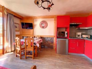 Appartement cosy avec balcon, accès direct aux pistes - FR-1-344-809