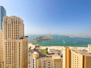 HiGuests - Amazing Sea Views from this 2BR Apt in JBR