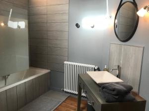 Maisons d'hotes Les Jardins Carnot : Chambre Double avec Salle de Bains Privative