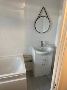one bedroom flat near Vauxhall train station London