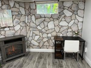 Adorable 1 Bedroom Suite With Kitchen Fireplace