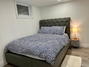 Adorable 1 Bedroom Suite With Kitchen Fireplace