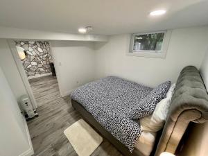 Adorable 1 Bedroom Suite With Kitchen Fireplace