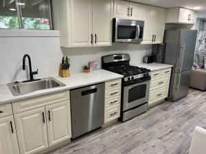 Adorable 1 Bedroom Suite With Kitchen Fireplace